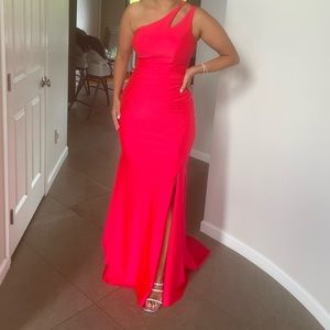 Long beautiful dress!